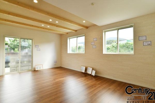 葛城市笛堂 ２号地 ／新築一戸建の内観：施工例|■ご家族でくつろいでいただける広々としたリビングです！全窓ペアガラス標準装備！■