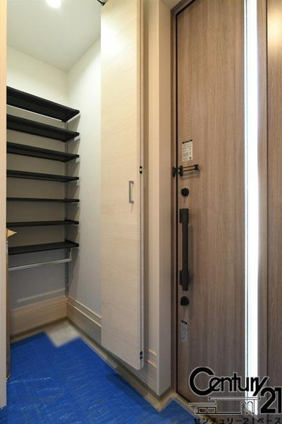 葛城市笛堂 ４号地 ／新築一戸建の内観：施工例|■ＳＩＣ完備で玄関をスッキリ快適にお使いいただけます！■