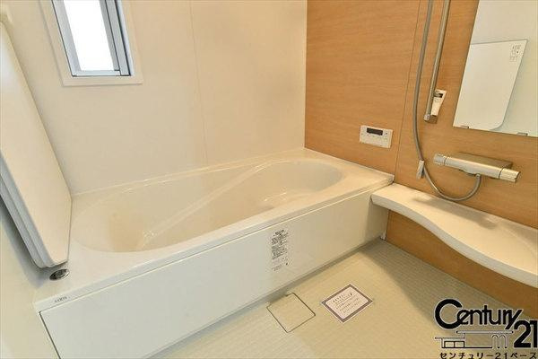 葛城市笛堂 ４号地 ／新築一戸建の内観：施工例|■ゆったり１坪サイズの浴室！足を伸ばしての入浴は疲れも癒してくれます！■