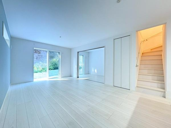 逗子市沼間２丁目の新築一戸建の居間・リビング