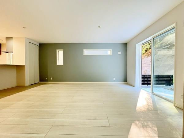 逗子市沼間２丁目の新築一戸建の居間・リビング