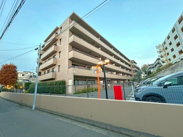 コスモ三ツ沢ガーデン山の外観