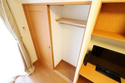 【内装】 | レオパレス眺湖Ⅰ | 大型クローゼットにより女性の方でも収納が安心！