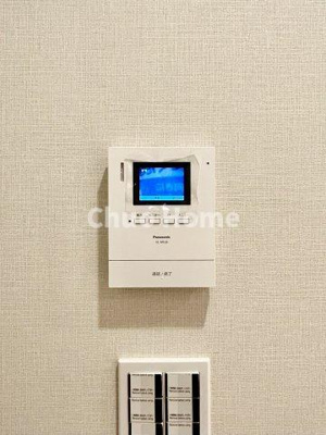 【セキュリティ】 | 木場サニータウン | 【モニターホン】誰が来たかすぐにわかるカラーモニター付きインターホン。通話ボタンを押すまでは室内の音は漏れていませんので相手を確かめてから応対できます。