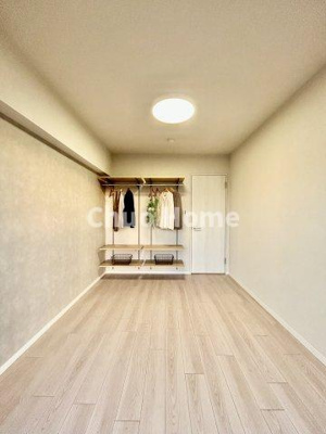 【寝室】 | 木場サニータウン | 【寝室】心と体をゆったりと安らげる主寝室。寝室のゆとりが大きい分だけ、暮らしの安らぎは深まります。一日の疲れを癒すだけでなく、ご夫婦の親密な語らいを紡ぎ出します