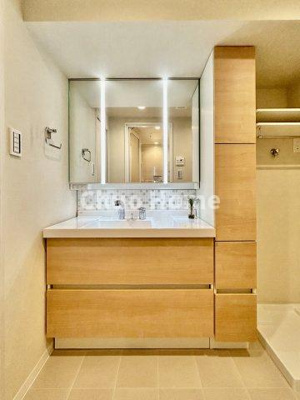 【独立洗面台】 | 木場サニータウン | 【洗面化粧台】洗面化粧台には三面鏡を採用。身だしなみを整えやすい事はもちろんですが、鏡の後ろに収納スペースを設ける事により、散らかりやすい洗面スペースをすっきりさせる事が出来るのも嬉しいですね