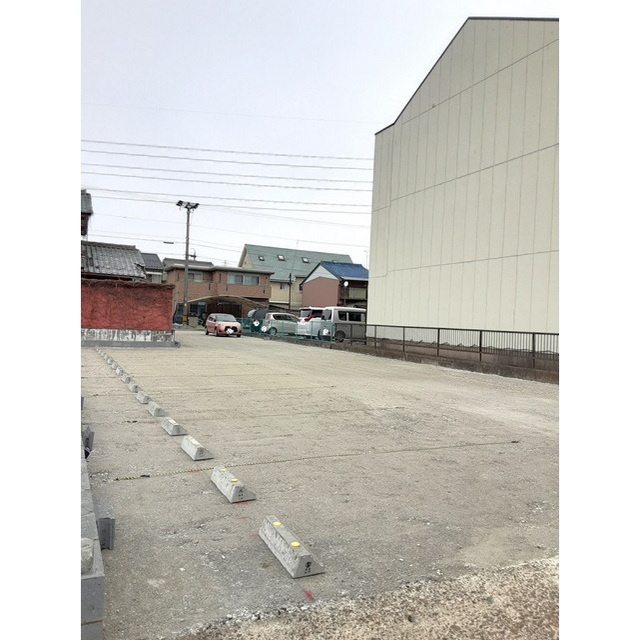 岐阜市本荘西３丁目の駐車場の外観