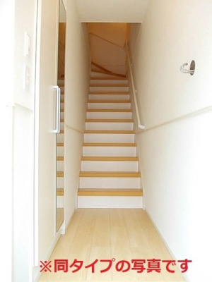 【玄関】 | ルミナーレ牛島Ａ