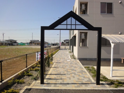 【エントランス】 | マルベリーガーデン | 外観写真（昼）