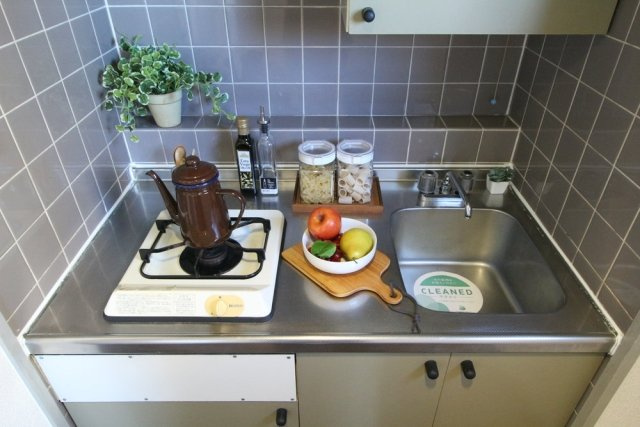 日神パレス生麦のキッチン|1口ガスコンロ※家具･小物はイメージです