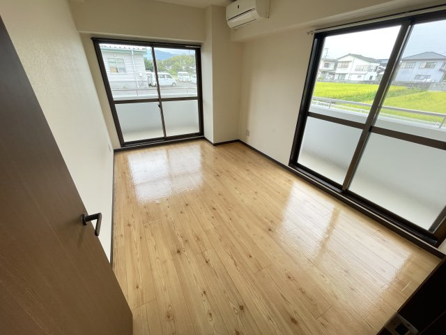 【寝室】 | 広くて明るい寝室