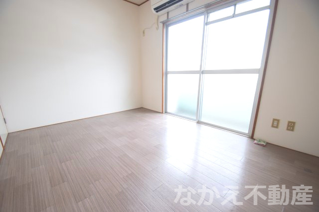 【内装】 | 明るい色調の室内です