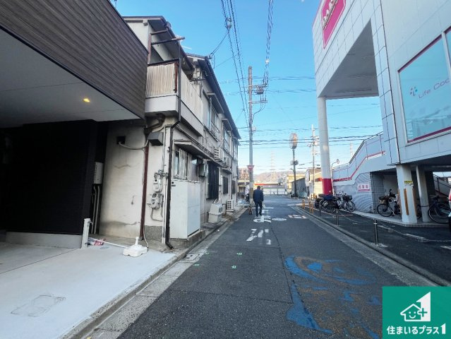 29(土)30(日)現地説明会！◆八尾市高美町　限定1邸の前面道路含む現地写真|周辺は閑静な住宅街！前面道路広々で車の出し入れも便利です。駐車が苦手な方でも安心して車庫入れできます！