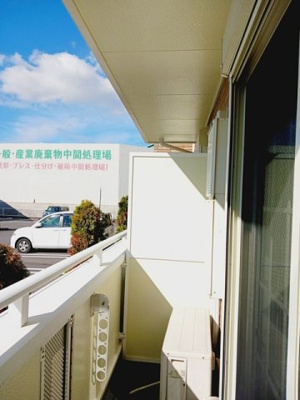 【バルコニー】 | メゾネット・アンジュ弐番館 | 外からの目が気にならないバルコニーで洗濯物が干せます