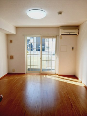 【居間・リビング】 | メゾネット・アンジュ弐番館 | こちらの居間で趣味の時間をお楽しみください