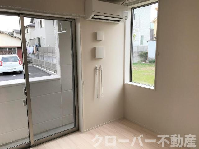 アルチチュード２３の居間・リビング|洋室