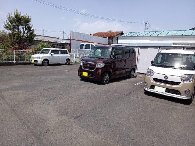 メゾンルミエールの駐車場