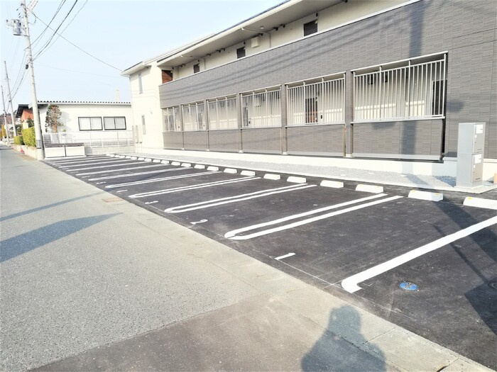 アドヴァンスサクラの駐車場