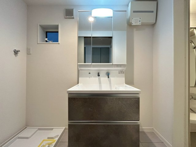 大田区中馬込1丁目　中古戸建の独立洗面台|現地ご見学希望・資料請求などお気軽にお問い合わせ下さい！
03-5990-5201