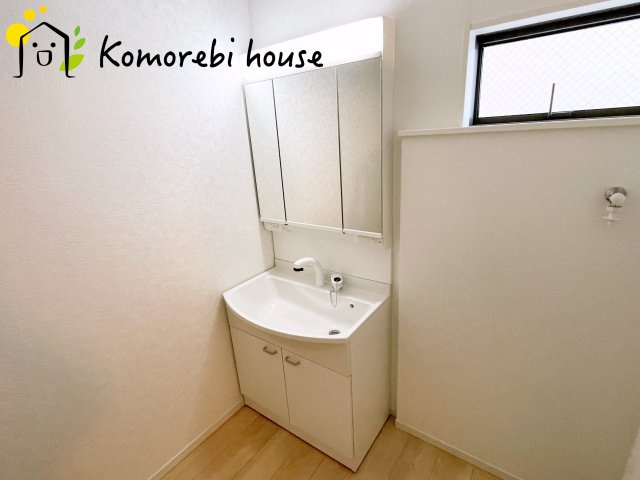 伊奈町中央　第3　クレイドルガーデン　03の独立洗面台|独立洗面台あり、毎朝おしゃれに忙しい女性の方におすすめです