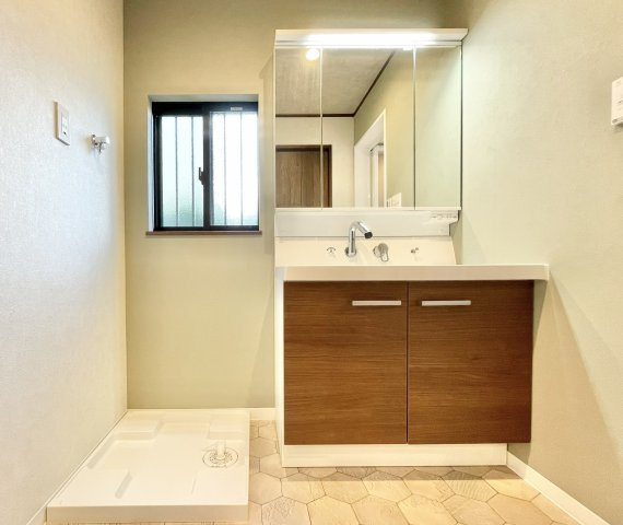 枚方市香里園東之町　中古一戸建ての独立洗面台|独立洗面台あり、毎朝おしゃれに忙しい女性の方におすすめです