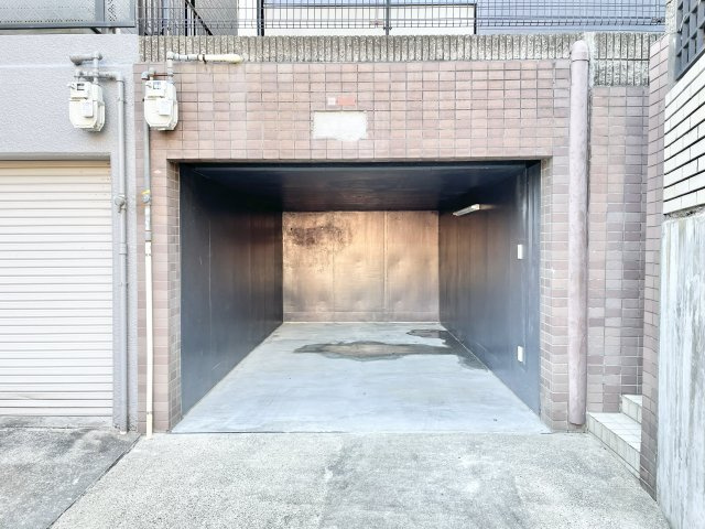 枚方市香里園東之町　中古一戸建ての駐車場|車をお持ちの方に嬉しい駐車場付きの物件です