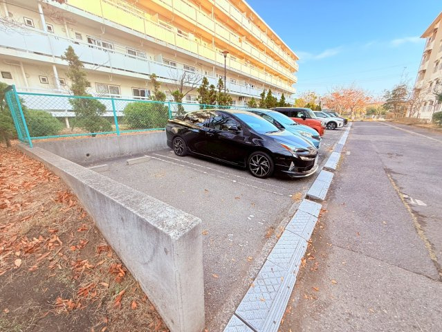 名谷団地12号棟の駐車場