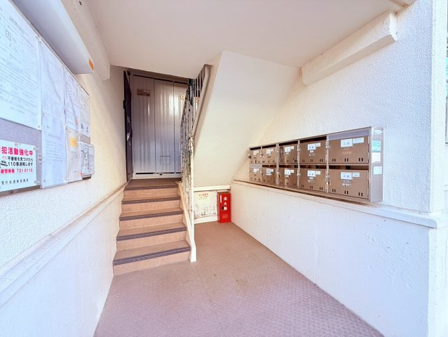 名谷団地12号棟のエントランス