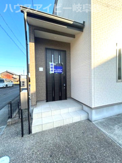 【玄関】 | 津島市宇治町築6年の中古住宅登場です♪リフォーム済み！お車スペース2台可能！ | 津島市宇治町築6年の中古住宅登場です♪リフォーム済み！お車スペース2台可能！
