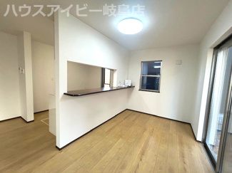 【居間・リビング】 | 津島市宇治町築6年の中古住宅登場です♪リフォーム済み！お車スペース2台可能！ | 津島市宇治町築6年の中古住宅登場です♪リフォーム済み！お車スペース2台可能！