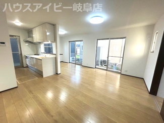 【居間・リビング】 | 津島市宇治町築6年の中古住宅登場です♪リフォーム済み！お車スペース2台可能！ | 津島市宇治町築6年の中古住宅登場です♪リフォーム済み！お車スペース2台可能！