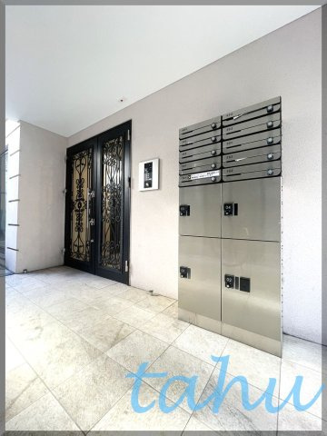 新宿区西早稲田２丁目の賃貸マンションのエントランス