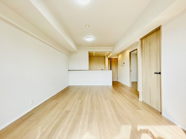 【居間・リビング】 | コスモテール吉塚 | 南東向き15.5帖のLDKは眺望・陽当たり良好で心地よい空間です