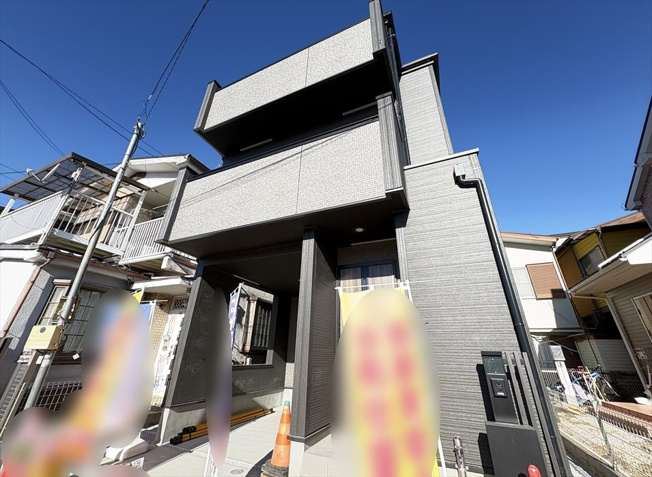 【外観】 | 新座市馬場4丁目　新築一戸建住宅　全1棟　(志木本店) | 販売現地／2025年12月4日撮影　
雨の日の乗り降りも便利なビルトインガレージのある邸宅です。