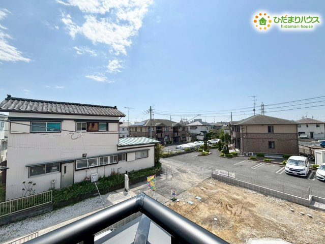 熊谷市末広　第5　新築一戸建て　リーブルガーデン　02の展望|周辺に高い建物がなく、遮るもののないひらけた眺望が広がっています！青空を広く見渡すことができ、心地よい風がしっかりと通り抜けるため、バルコニーに干したお洗濯物もカラッと素早く乾きます！