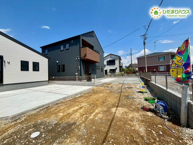 熊谷市末広　第5　新築一戸建て　リーブルガーデン　02の前面道路含む現地写真|幅員が十分に確保されており、見通しの良い平坦な前面道路です。大きな車同士のすれ違いも焦らずスムーズに行えるほか、死角が少なく周囲を確認しやすいため、小さなお子様と一緒の歩行時も安心です！