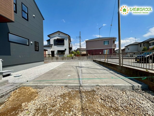熊谷市末広　第5　新築一戸建て　リーブルガーデン　02の駐車場|並列で2台の車をゆったりと停められる広々とした駐車スペースです。地面が平坦に舗装されているため、ベビーカーからの乗せ降ろしや、お買い物帰りに重い荷物をたくさん運び出す際も足元が快適です◎