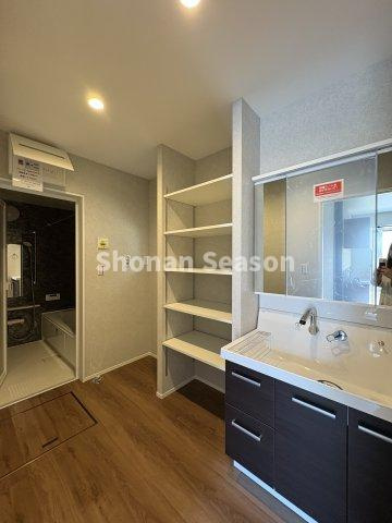 【独立洗面台】 | バスタオル・お着換えのストックにも便利な収納棚付き◎
脱衣スペースも広く、入浴後もスムーズです♪