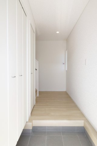 二本松市油井字無地ノ内　　　1号棟　　　油井小学校、安達中学区の玄関
