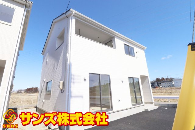 二本松市油井字無地ノ内　　　1号棟　　　油井小学校、安達中学区の外観|南側から見た駐車場を含む外観