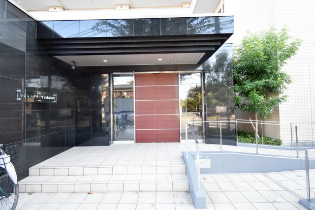 レジェンダリー甲子園浦風町のエントランス