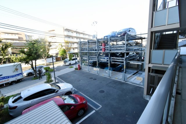 レジェンダリー甲子園浦風町の駐車場