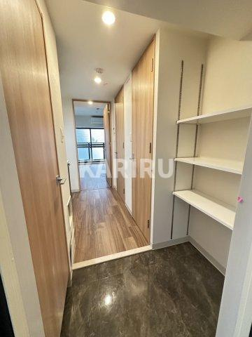 ファーストフィオーレ京橋ノワールの玄関