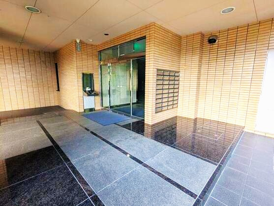 サンヴェール伊東オーシャンビューのエントランス|重厚感のある石張りのエントランスポーチ