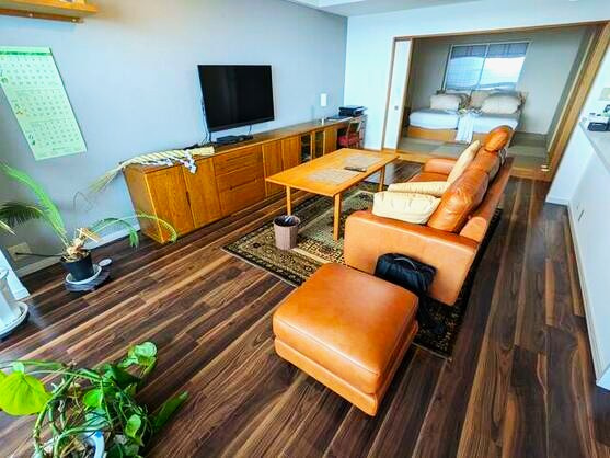 サンヴェール伊東オーシャンビューの居間・リビング|フローリングはダークウッドの板張り