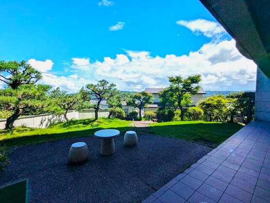 サンヴェール伊東オーシャンビューの中庭|和洋折衷のようすをうかがえます