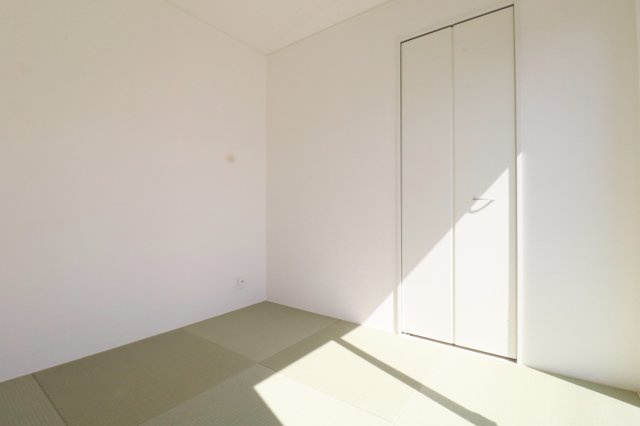 二本松市油井字無地ノ内　　　２号棟　　　油井小学校、安達中学区の和室|リビングに隣接する和室