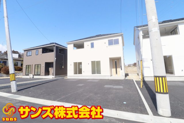 二本松市油井字無地ノ内　　　２号棟　　　油井小学校、安達中学区の外観|南東側から見た駐車場を含む外観♪