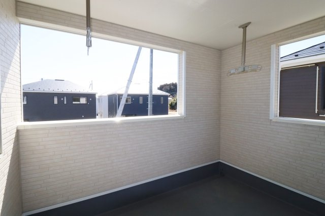 二本松市油井字無地ノ内　　　２号棟　　　油井小学校、安達中学区のバルコニー