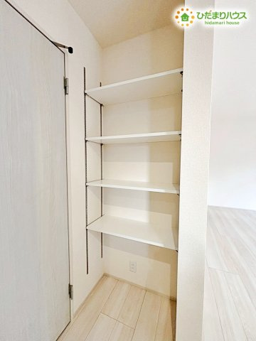 深谷市上野台　第23　新築一戸建て　リーブルガーデン　02の収納|キッチン横の収納は、食材のストックや調理器具をたっぷりしまうのに便利！
散らかりがちなキッチン用品を一箇所にまとめられるので、いつでもスッキリとした状態を保てます◎